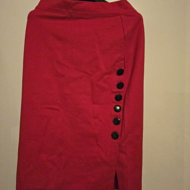 Roter Rock mit Knöpfen