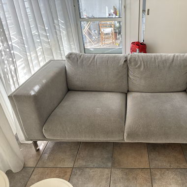 Hellgraues 2er Sofa