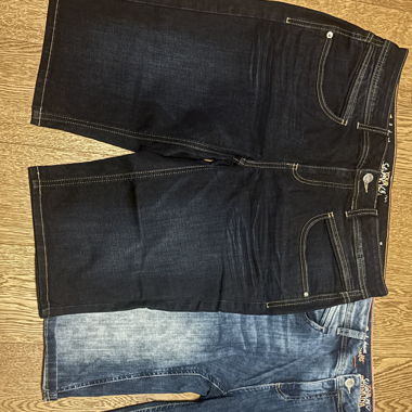 zwei Bermuda-Jeans