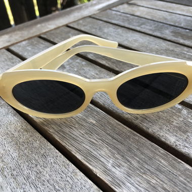 Beige ovale Sonnenbrille