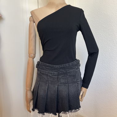 Kurzer, plissierter Rock aus schwarzem Jeansstoff