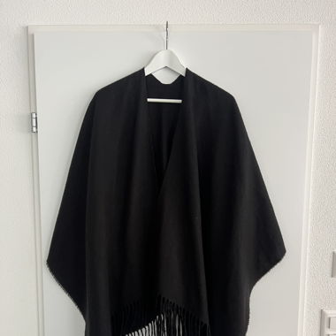 Schwarzer Poncho