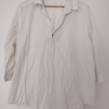 Chemise blanche ample à col ouvert