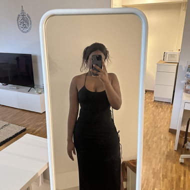 Robe noire longue fendue