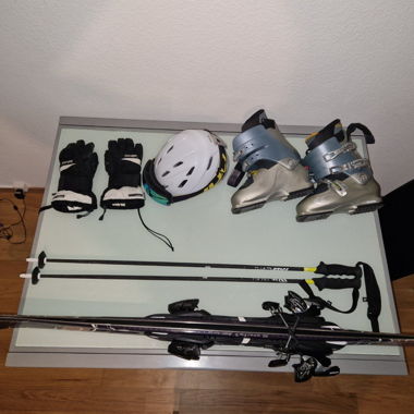 Ensemble de ski avec chaussures et bâtons