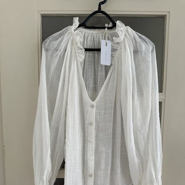 Neue hochwertige Bluse