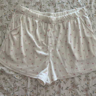 Weisse Shorts für Blumenpyjama