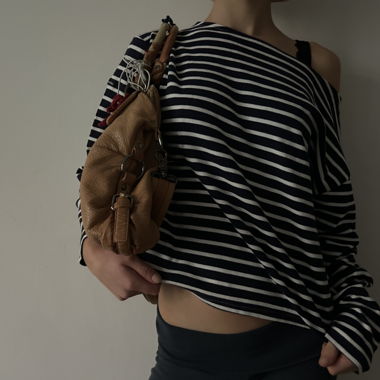 Maglia a righe off-shoulder a maniche lunghe