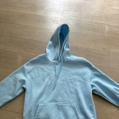 Blauer Pullover mit Aufschrift 