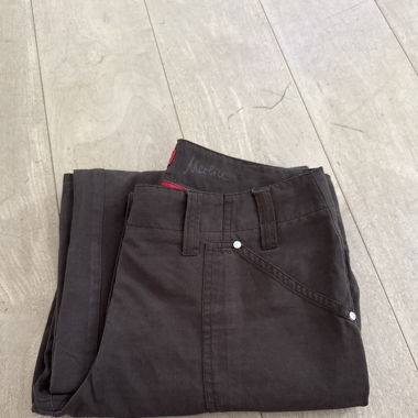 Lange dunkelbraune Hose 