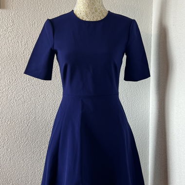 Robe courte à découpes bleu foncé