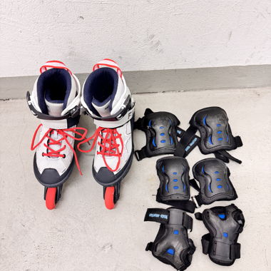 Rollschuhe mit Schutzausrüstung