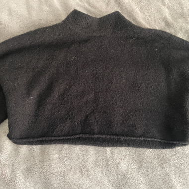 Pull court noir cosy et chic par Monkl