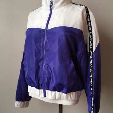 Lila und weisse Windjacke