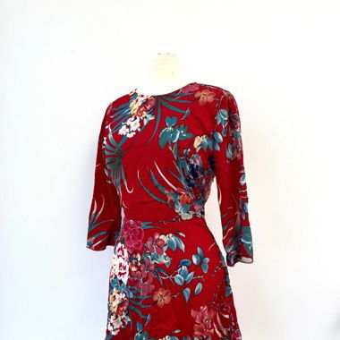 Rotes florales tropical Kleid mit Rückenausschnitt