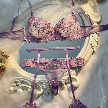 Ensemble de lingerie en dentelle lilas