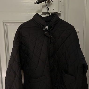 schwarze Steppjacke ZARA