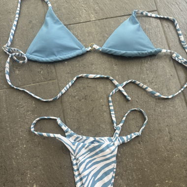 Blau-weisses Zebramuster Bikini