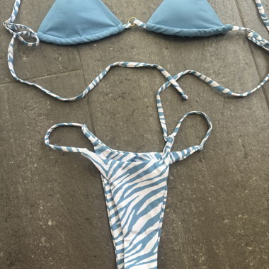 Bikini con motivo zebra blu e bianco