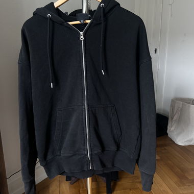 Schwarze Kapuzenjacke