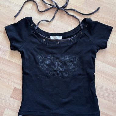 Top corto nero con allacciatura