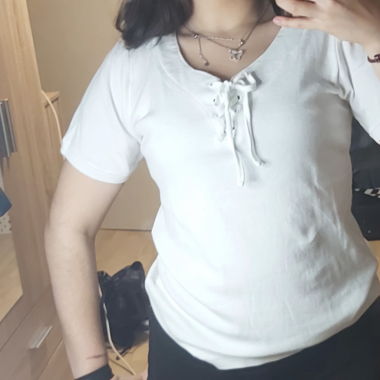T-shirt mit gebundenem Ausschnitt 