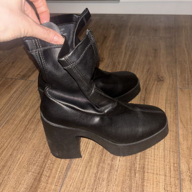 Schwarze Stiefeletten mit Blockabsatz 