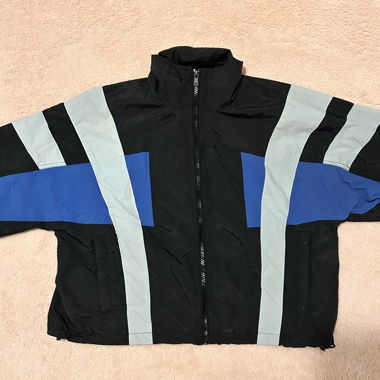 veste de sport noire et bleue