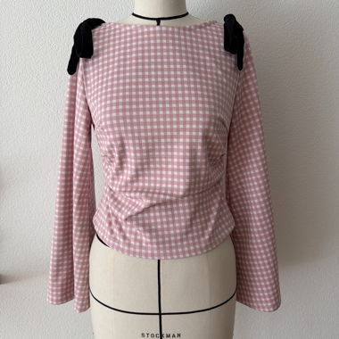 Elegantes Oberteil mit Karos in Weiss/Rosa und schwarzen Schleifen