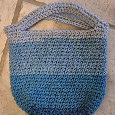 Sac crocheté bleu et gris