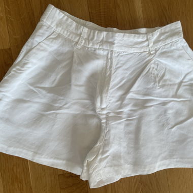 Pantaloncini in lino bianchi di H&M taglia 42