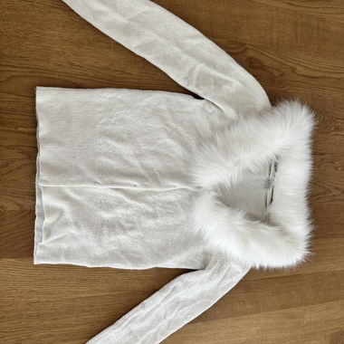 Weisser Strickpullover mit Fellkragen