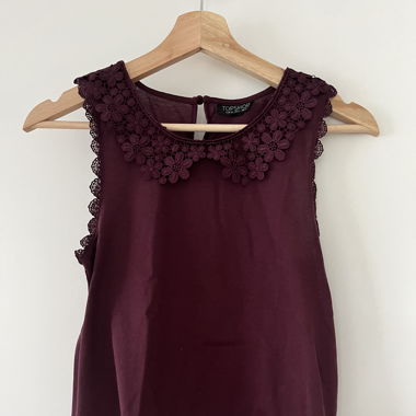 Bordorotes Top mit Blumenstick