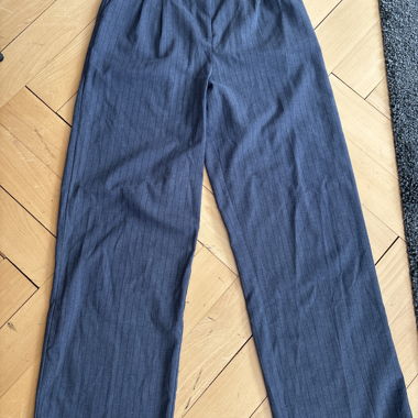 Pantalon en tissu à rayures grises