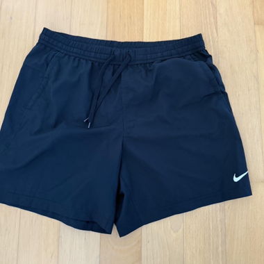 Schwarze Nike-Shorts
