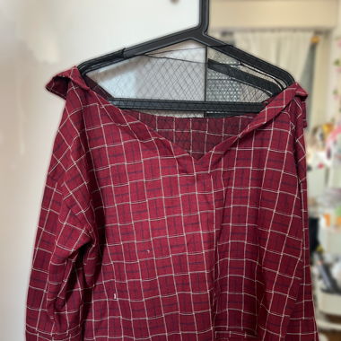 Blouse rouge avec dentelle noir