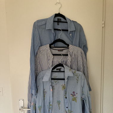 Dreierlei blaue Blusen