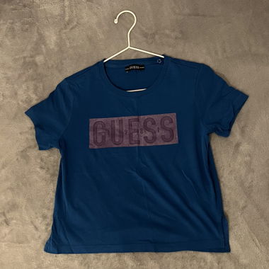 Blaues Shirt mit violettem Guess Logo