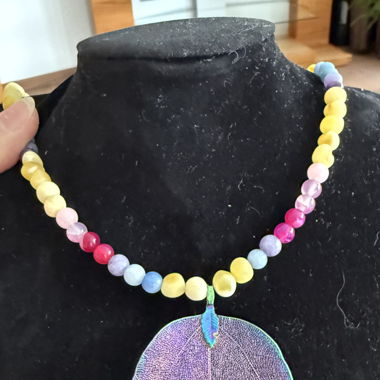 Bunte Halskette mit Blatt