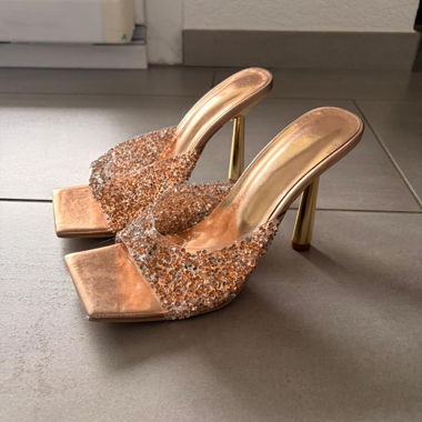 Pailletten-Mules mit hohen Absätzen