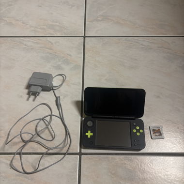 Nintendo 2DS XL incl. cavo di ricarica e gioco