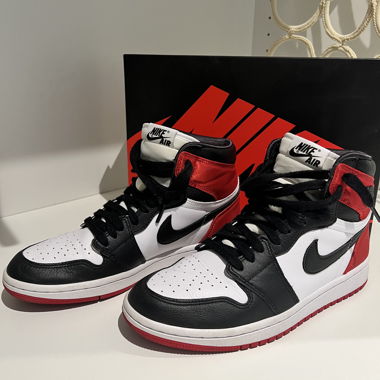 Jordan 1 Retro High Satin Black Toe (w)