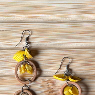 Orecchini con legno e conchiglie