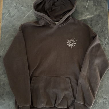 Hoodie marron avec impression au dos
