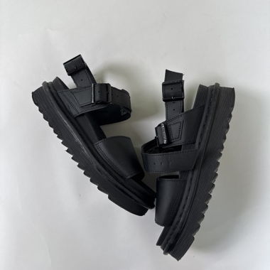 Schwarze Dr. Martens Plateausandalen