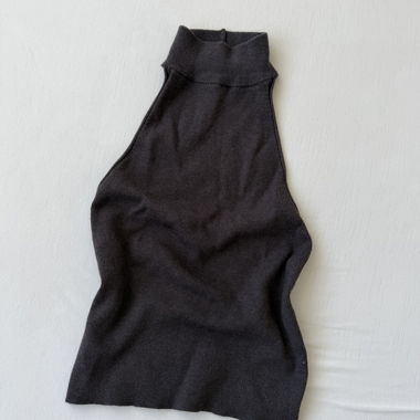 Top in maglia grigio scuro (neckholder)