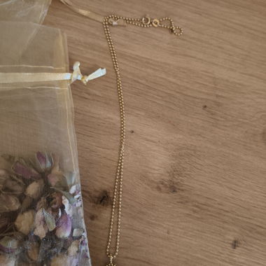 Goldene Kette mit schwarzem Anhänger 