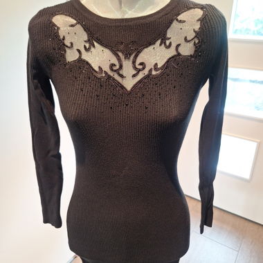 Schwarzes Strickkleid mit Muster und Spitzen