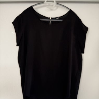 Top nero con zip al colletto