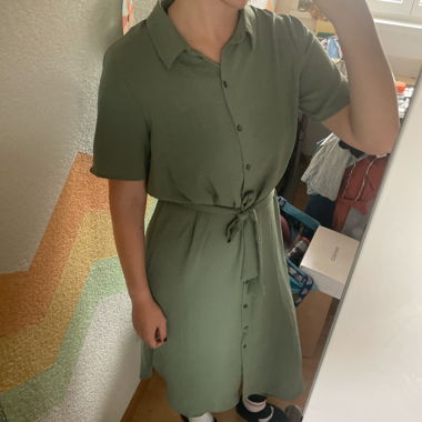 Grünes Midikleid
